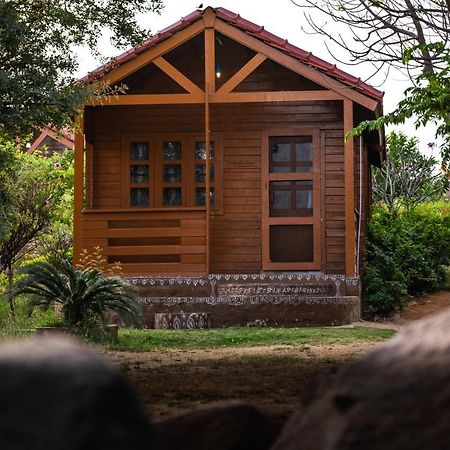 Leo Wodden Resort Hampi Bagian luar foto