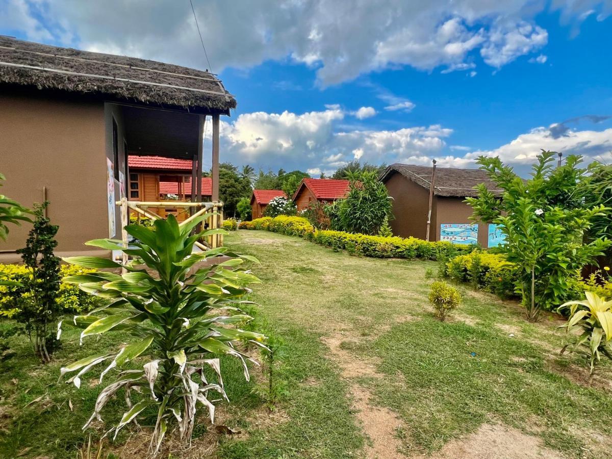 Leo Wodden Resort Hampi Bagian luar foto
